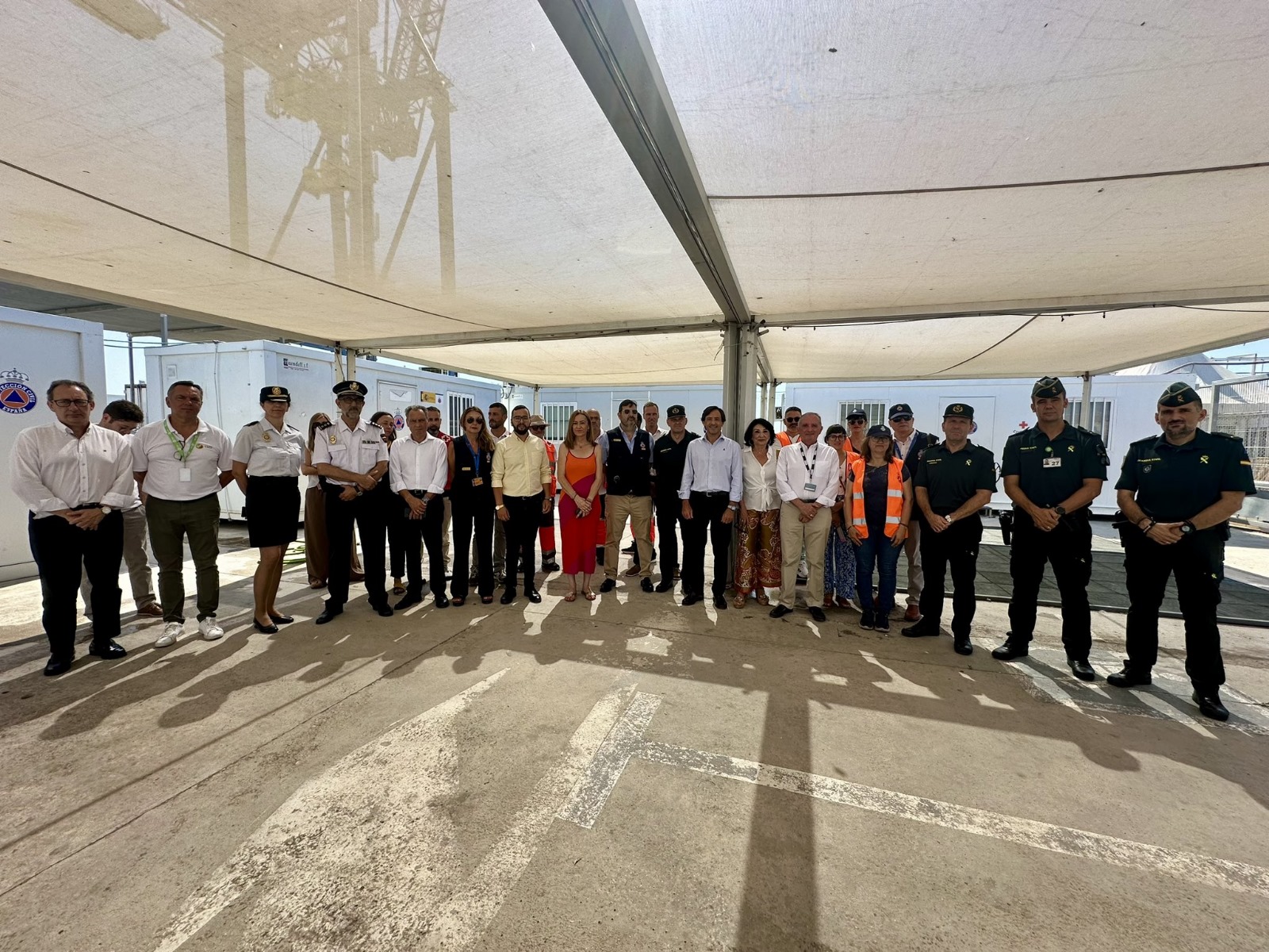Foto grupal de las autoridades asistentes